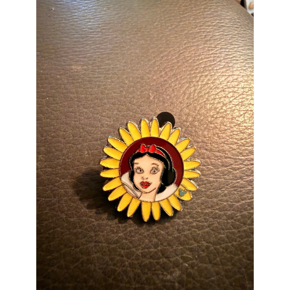 2011 Walt Disney World Hidden Mickey Series - Princess Flowers - Snow White